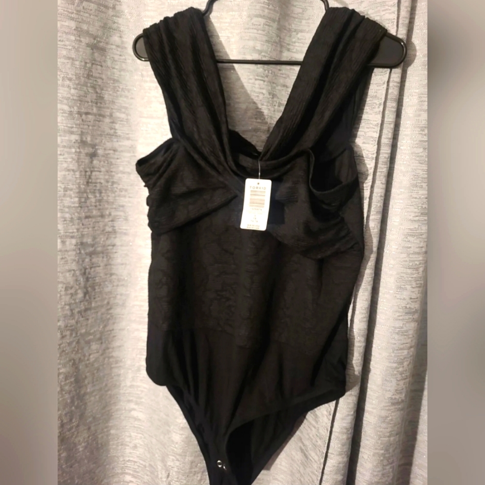 TORRID Off Shoulder Snap Bodysuit Size 1X 14-16 Criss Cross Floral Top Black NWT